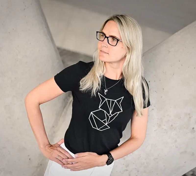 Naiste t-särk Rebane origami foxy must Blacksunset Kleebime OÜ Pärnu Eesti disain
