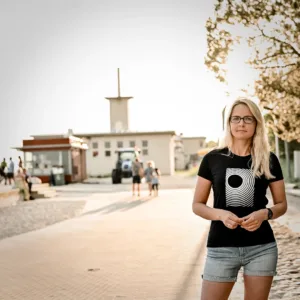 Naiste T-Särk tshirt must black minimal Minimalistlik eesti disain blacksunset pärnu rand
