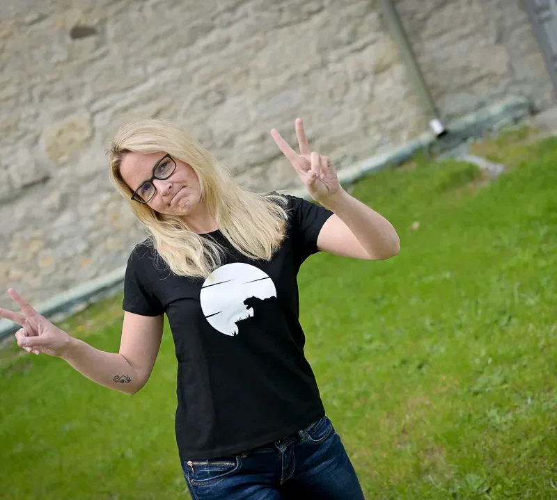 Naiste t-särk must kuu tiiger eesti disain Blacksunset haapsalu