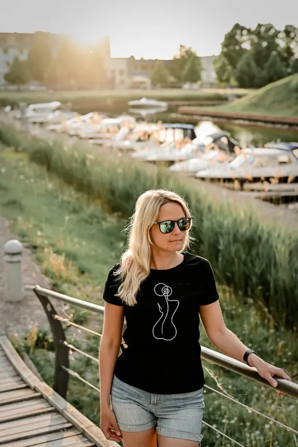 Naiste T-särk joonistus naise siluet tshirt blacksunset eesti disain pärnu