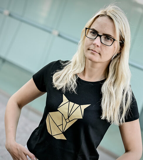 Kuldne rebane origami naiste t-särk BlackSunset eesti disain pärnu
