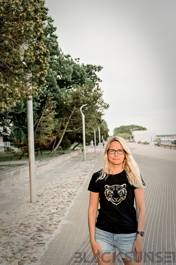 Kuldne tiiger naiste t-särk Pärnu rannas BlackSunset eesti disain