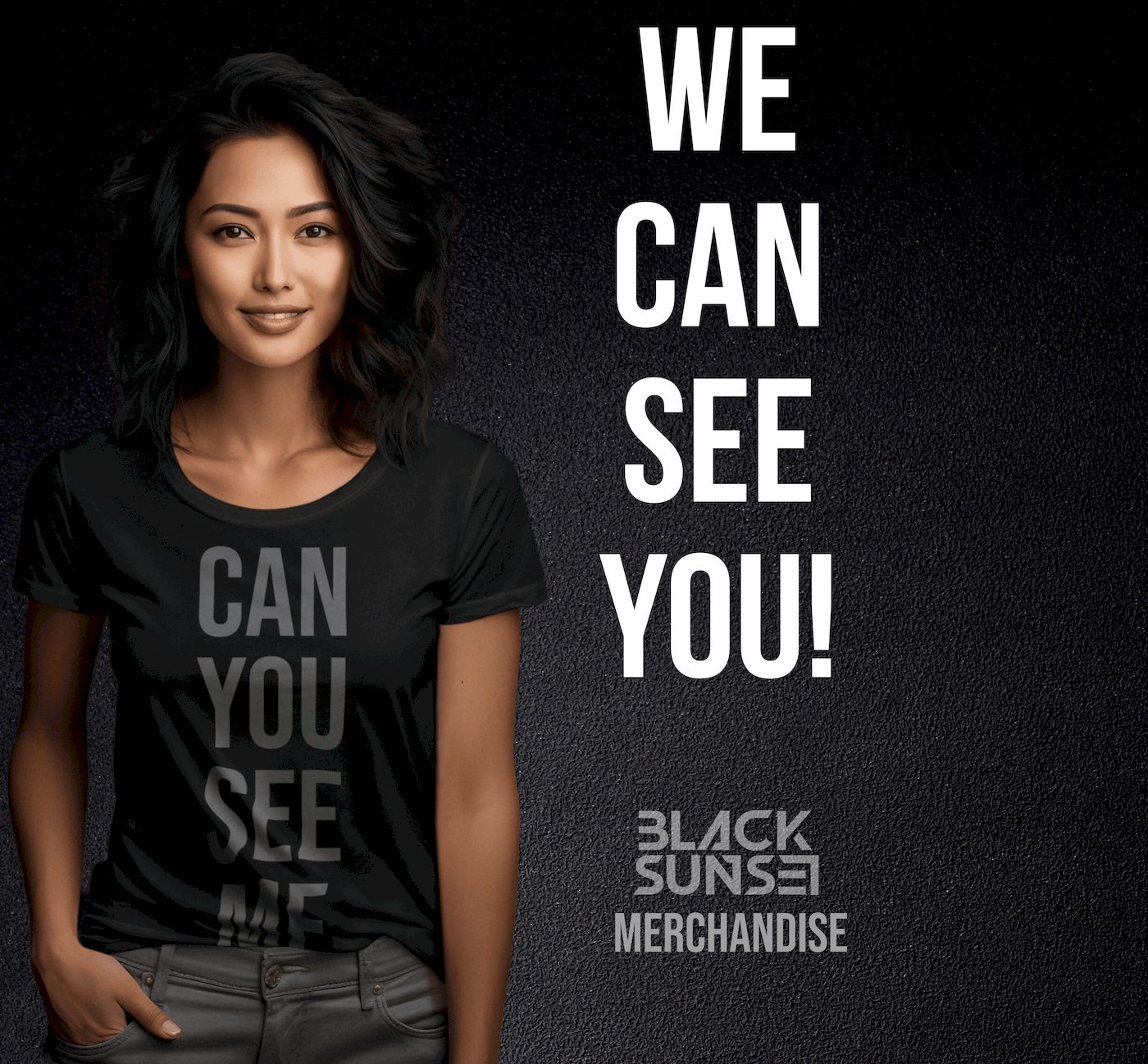 Naeratav naine kannab musta T-särki kirjaga 'CAN YOU SEE ME', taustal tekst 'WE CAN SEE YOU!' ja Blacksunseti logo kirjaga 'MERCHANDISE'