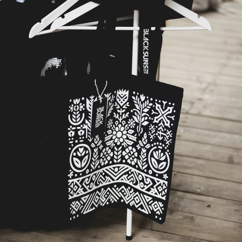 Orgaaniline kandekott musta ja valge Eesti traditsioonilise mustri disainiga, loodud Tartu Disainipäeva jaoks. Blacksunset (1)