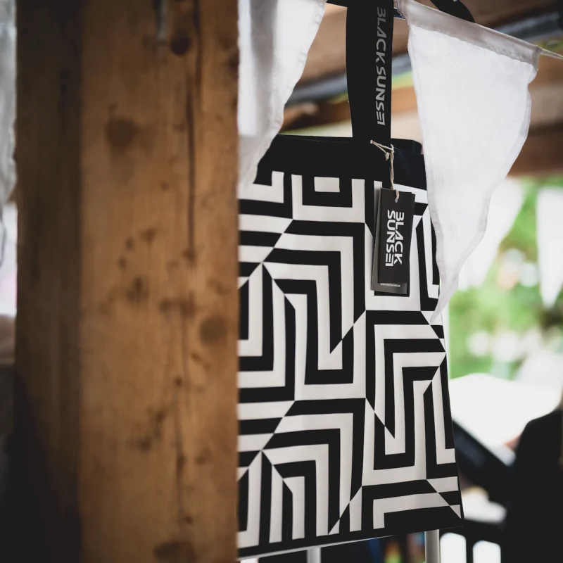 Blacksunseti must-valge geomeetrilise mustriga tote kott Tartu Disainipäeval.