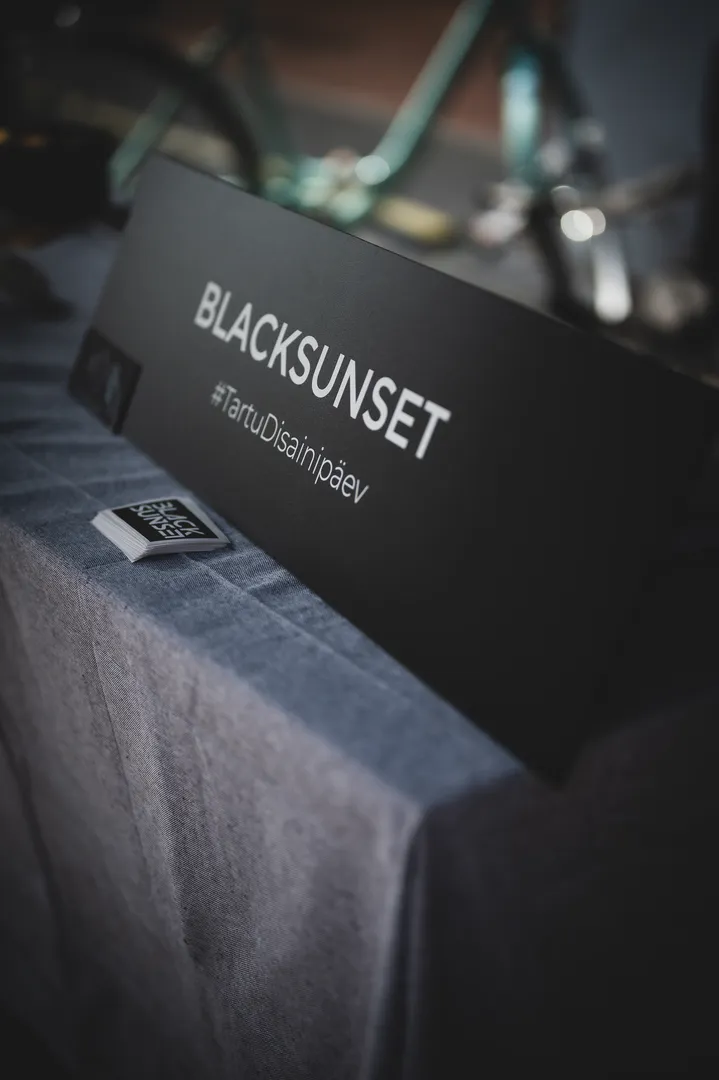 Blacksunset brandi reklaamsilt tekstiga TartuDisainipaev laual Tartu Disaini tanaval