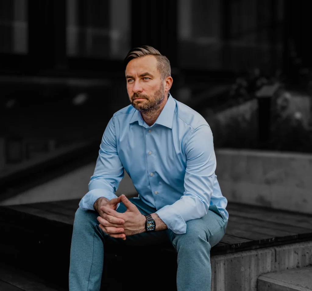 Anti Soosaar, Blacksunset asutaja – istub linnaruumi trepil; sinine särk ja mõtlik poos; “Meist” lehe portree.