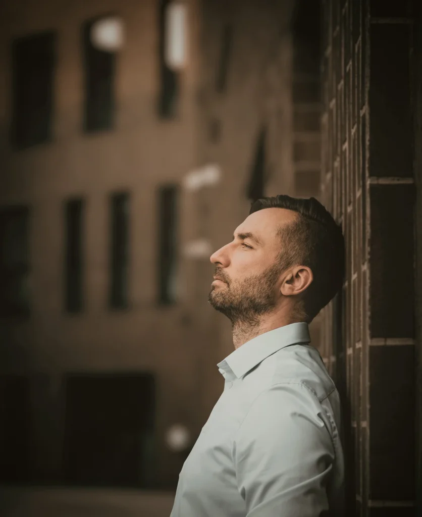 Anti Soosaar, Blacksunset asutaja, toetub linnamüüri vastu; profiilvaade, rahulik fookus ja mõtlik meeleolu – Meist lehe portree.