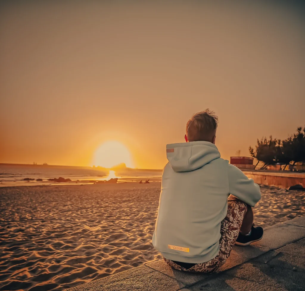 Anti Soosaar, Blacksunset asutaja, rannal loojangu ajal; seljaga, hele pusa, rahulik hetk – brändi lugu ja hoiak.