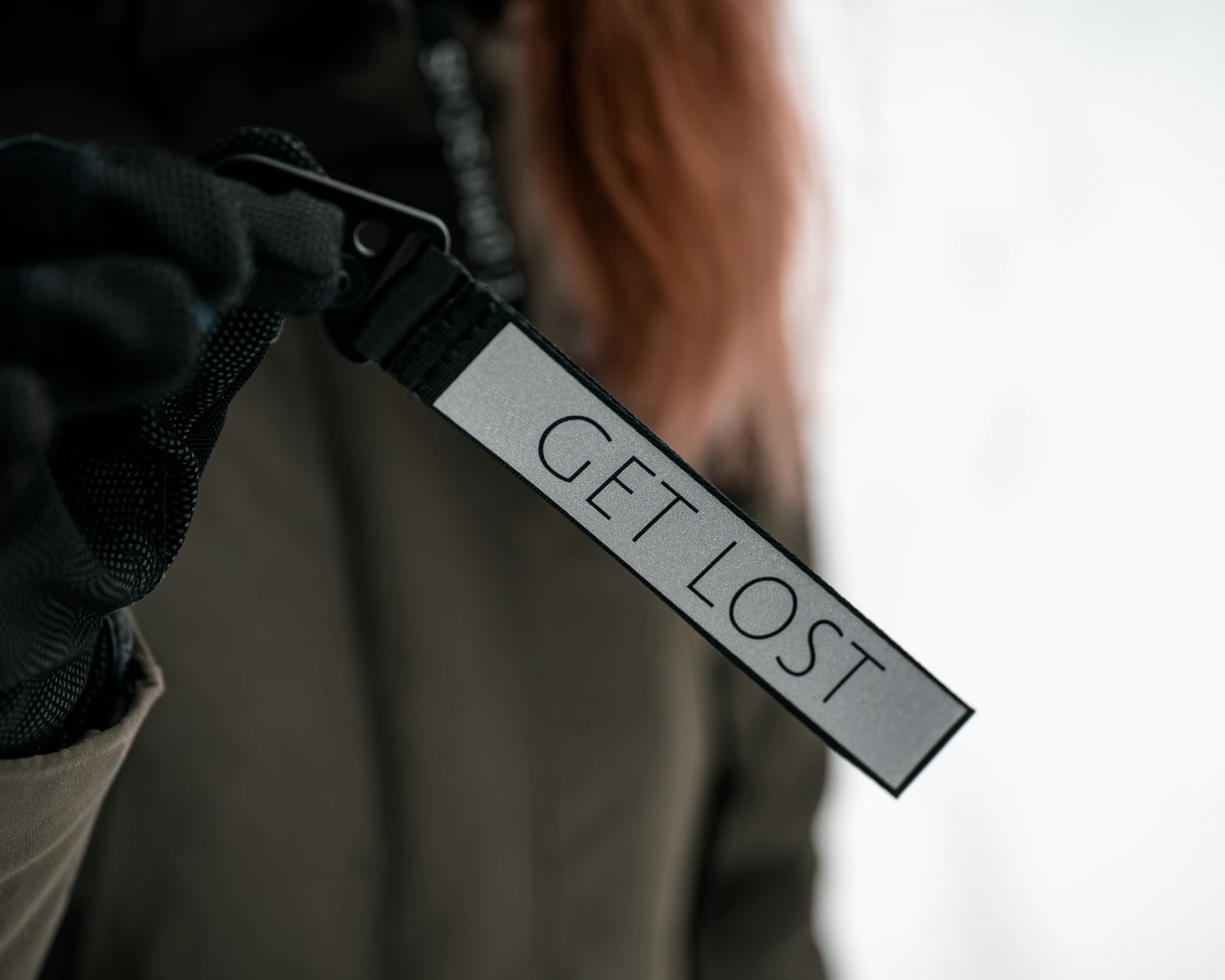 Blacksunset helkurrihm-võtmehoidja GET LOST; tugev pael ja metallkinnitus, nähtav pimedal ajal; minimalistlik, matkaline hoiak.