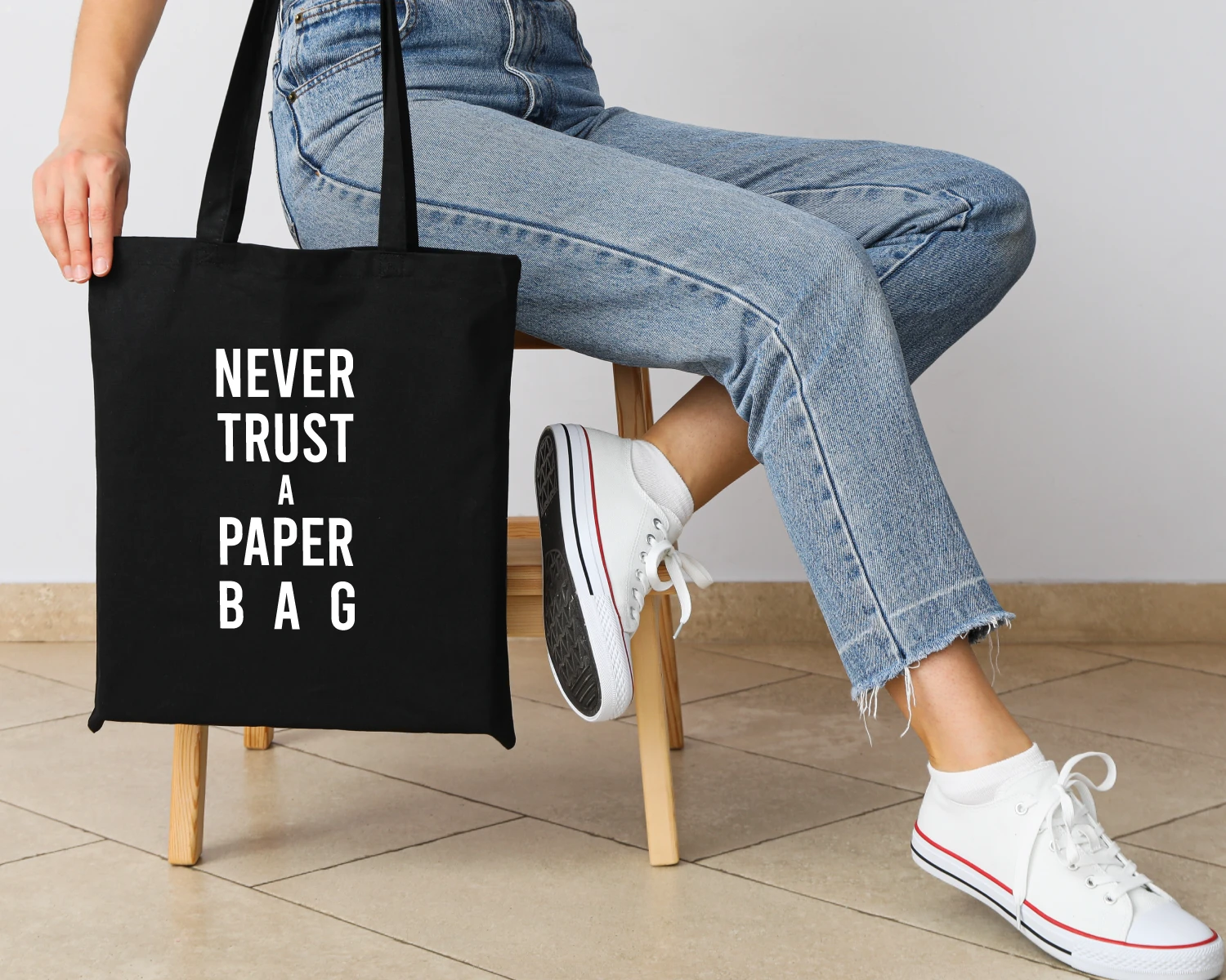 Blacksunset must tote-kott kirjaga NEVER TRUST A PAPER BAG; tugev puuvill, igapäevane kandekott; minimalistlik stiil ja hoiak.