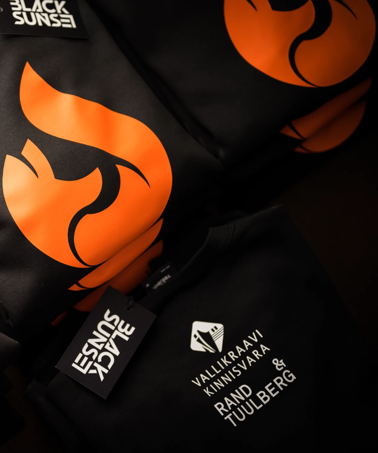 Virna laotud mustad pusad oranži leegilogoga – suur front-print; bränditud tööriiete seeria.