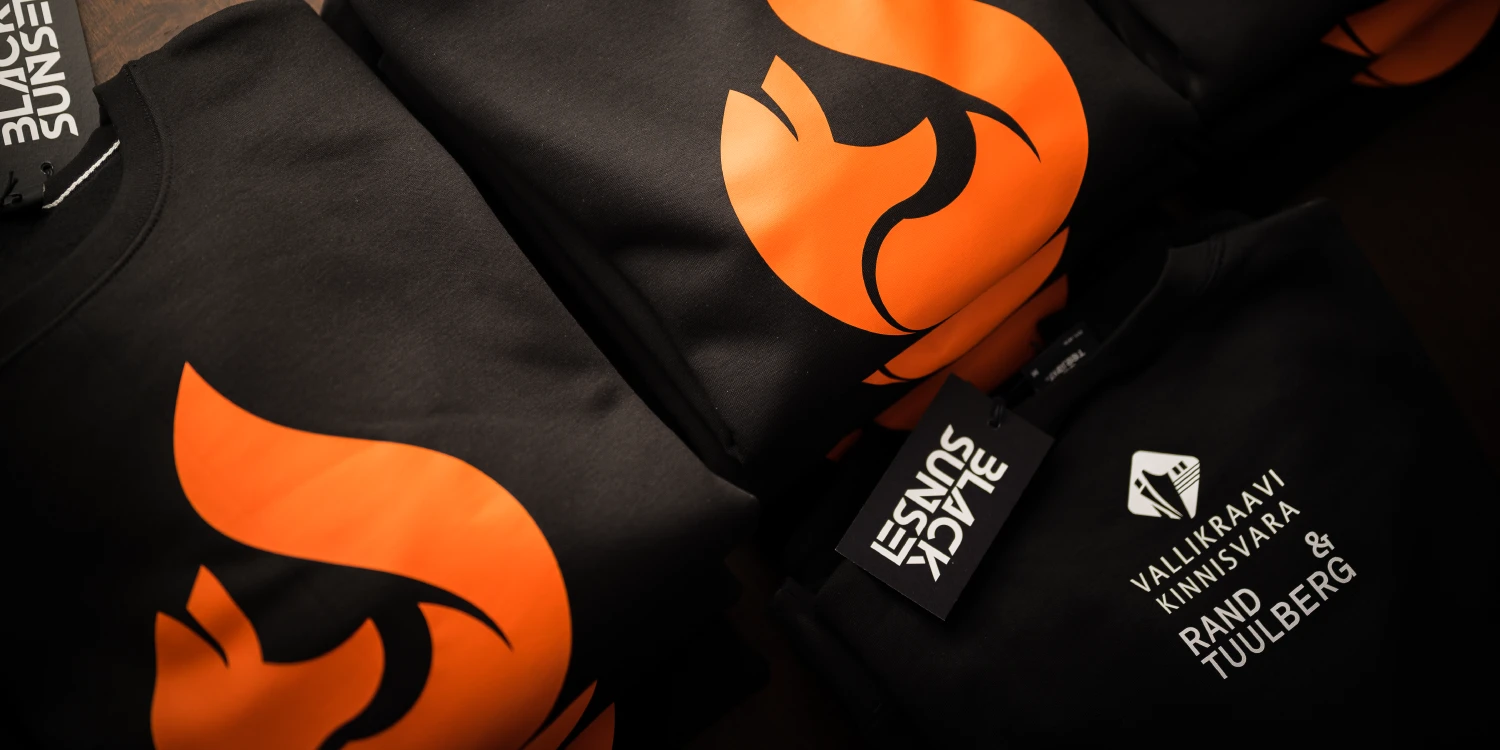 Mustad pusad oranži leegiga ja kliendibrändi märgisega – tootepartii; Blacksunset tootmine.