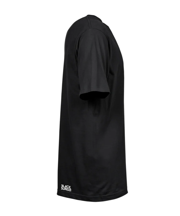 Must unisex T-särk, parem külgvaade; lühikesed varrukad ja sirge lõige, tootekujutis.