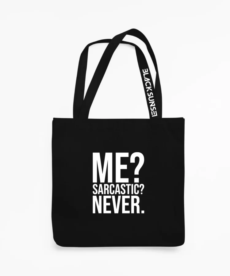 Must kangaskott valge kirjaga “ME? SARCASTIC? NEVER.”, esivaade; pikad sangad, sangal BLACKSUNSET trükk, tootekujutis valgel taustal.