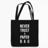 Must kangaskott valge vertikaalse kirjaga “NEVER TRUST A PAPER BAG”, esivaade; pikad sangad, sangal BLACKSUNSET trükk, tootekujutis valgel taustal.