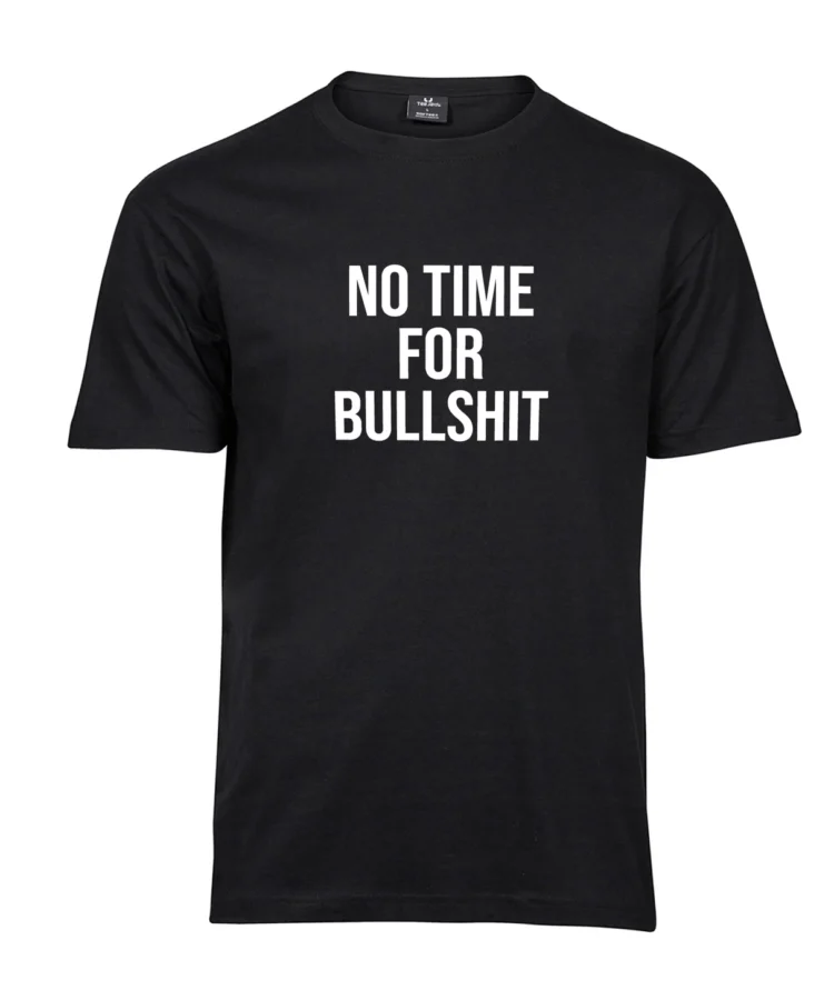 Must unisex T-särk valge kirjaga “NO TIME FOR BULLSHIT”, eestvaade, ümar kaelus, tootekujutis.