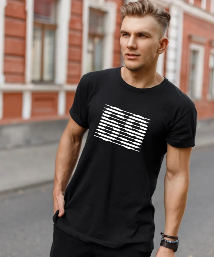 Mees kannab musta „69“ t-särki tänaval — valgete triipudega number 69, lifestyle tootefoto, Blacksunset.