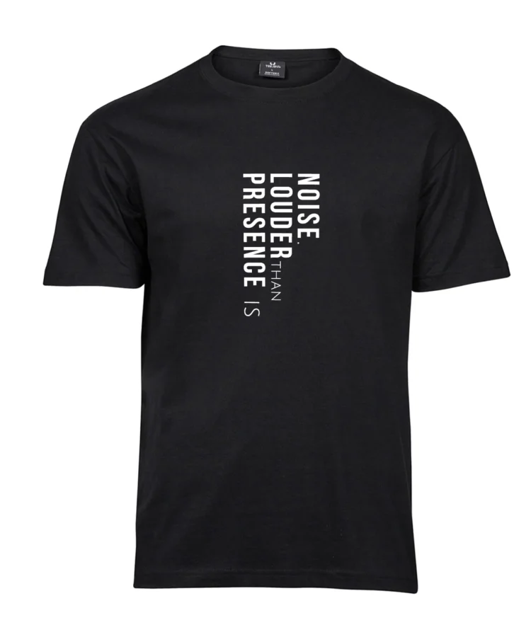 Must BlackSunset unisex T-särk valge vertikaalse tüpograafiaga “PRESENCE IS LOUDER THAN NOISE”.