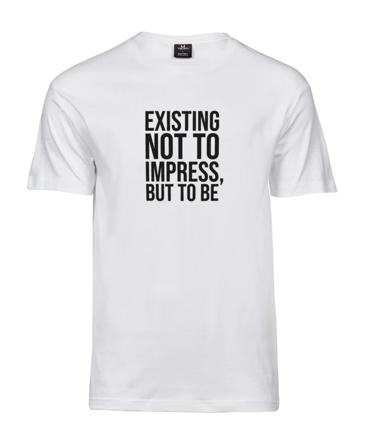 Valge unisex T-särk musta trükiga “Existing not to impress, but to be” – minimalistlik sõnumiga T-särk Blacksunsetilt.