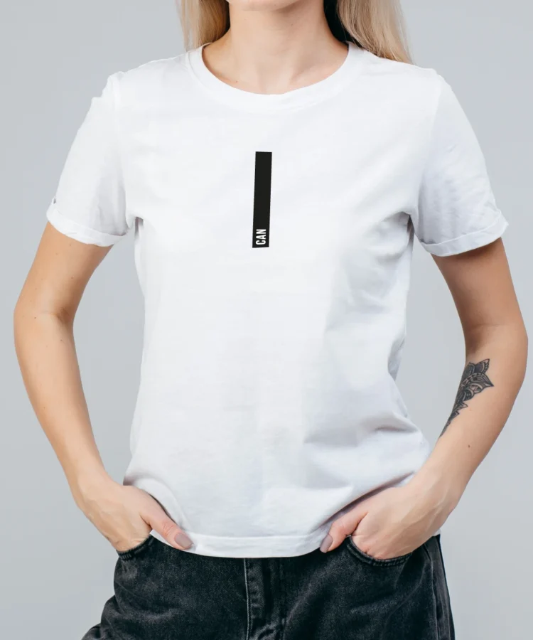 Naine valges Blacksunset “I CAN” T-särgis – minimalistlik vertikaalne must riba rinnal.