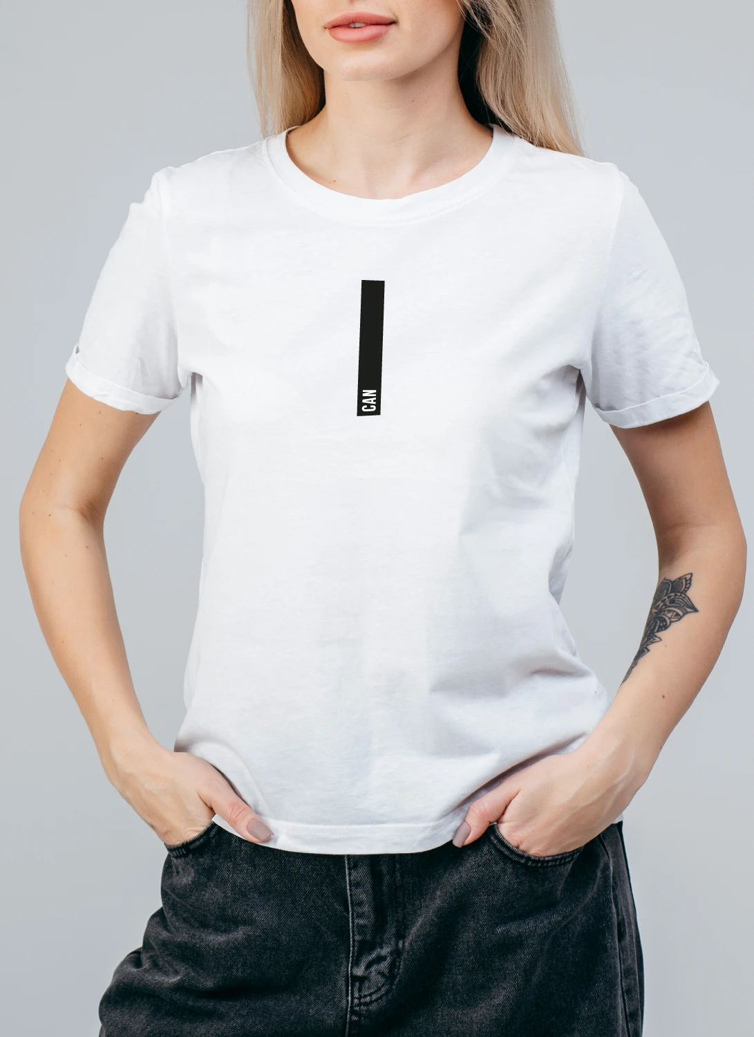 Naine valges Blacksunset “I CAN” T-särgis – minimalistlik vertikaalne must riba rinnal.