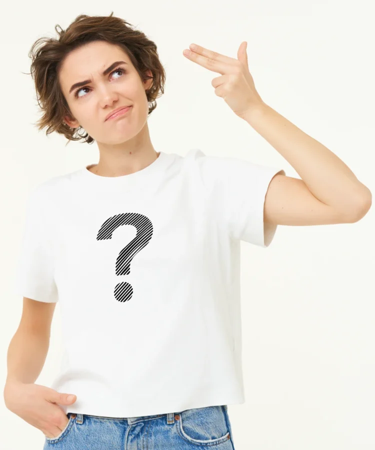 Naine valges Blacksunset T-särgis suure küsimärgiga – mänguline mõtlemisžest. Failinimi: blacksunset-unisex-kusimark-t-sark-valge-model