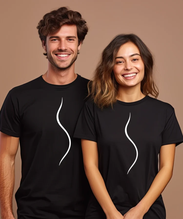 Paar mustades Blacksunset “One Wave” t-särkides – valge minimalistlik laine, lifestyle tootefoto, naeratavad mudelid, casual vibe.