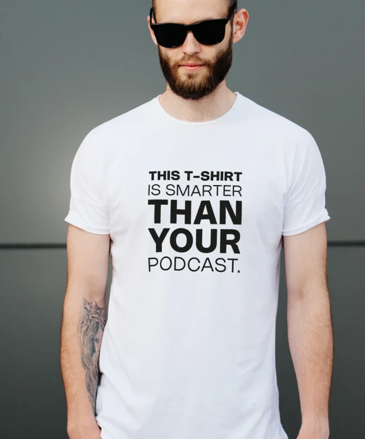 Meesmodell valges unisex T-särgis “This T-shirt is smarter than your podcast” – tänavapilt, Blacksunset, kaasaegne stiil.