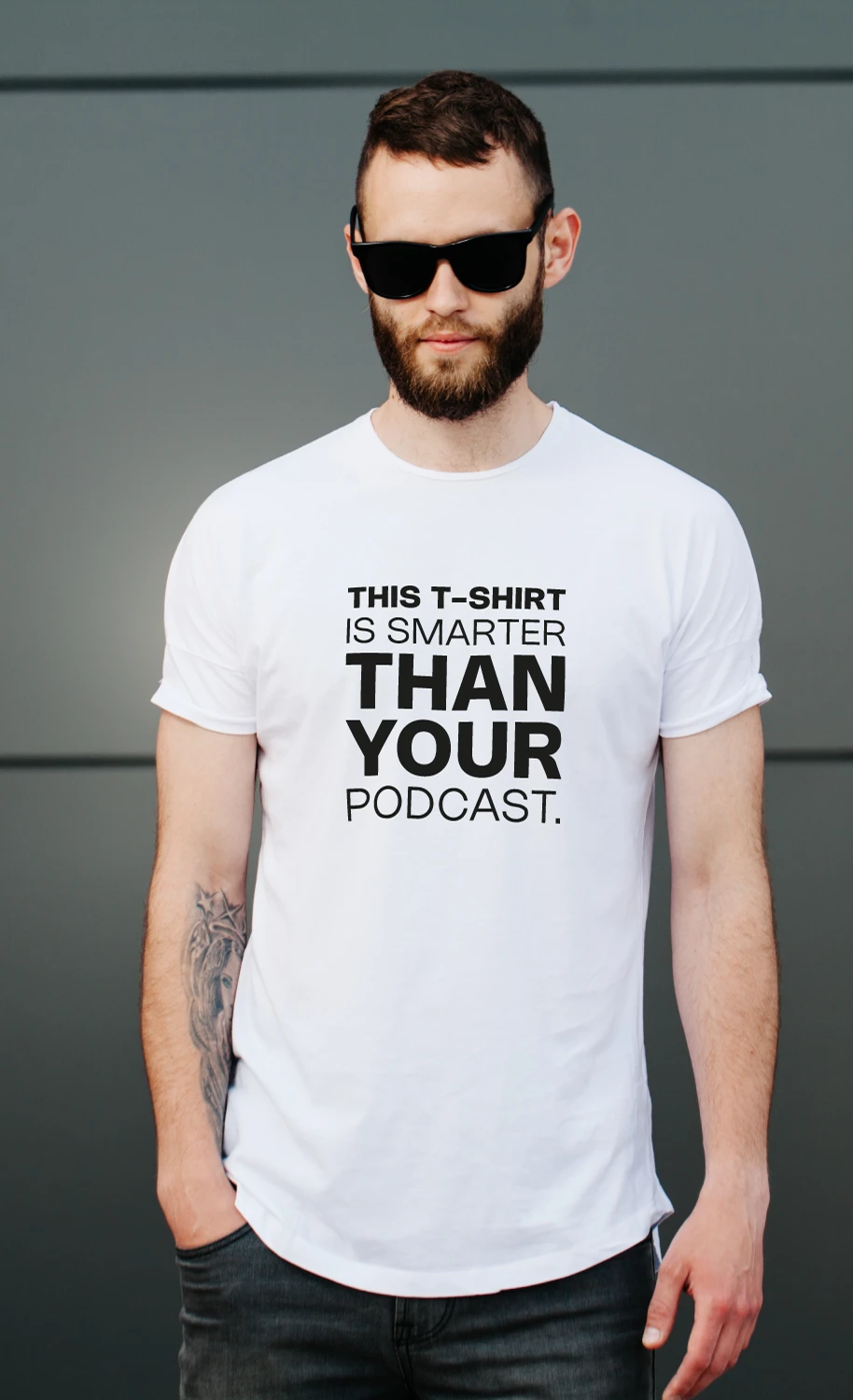 Meesmodell valges unisex T-särgis “This T-shirt is smarter than your podcast” – tänavapilt, Blacksunset, kaasaegne stiil.