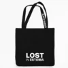 Must BLACKSUNSET kangaskott suure valge kirjaga “LOST IN ESTONIA”, stiilne ja mahukas linnakott.