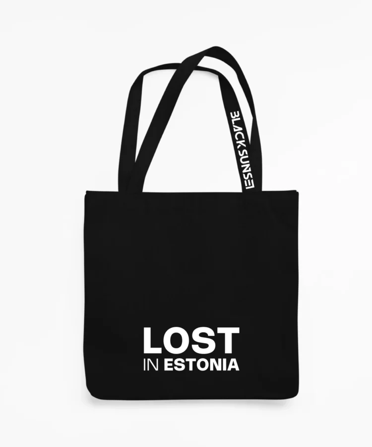 Must BLACKSUNSET kangaskott suure valge kirjaga “LOST IN ESTONIA”, stiilne ja mahukas linnakott.