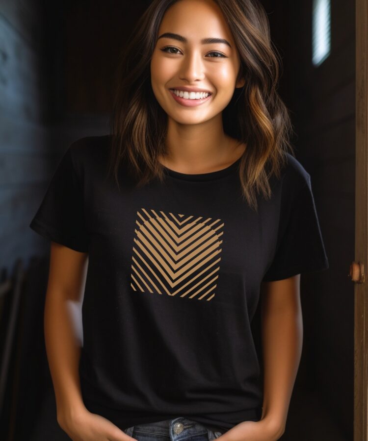 Blacksunset unisex must T-särk „HEART STRIPE” — kuldne triibuline südamerütm ruudus; naismudel ¾ eesvaade, indoor, käed taskus, soe valgus.