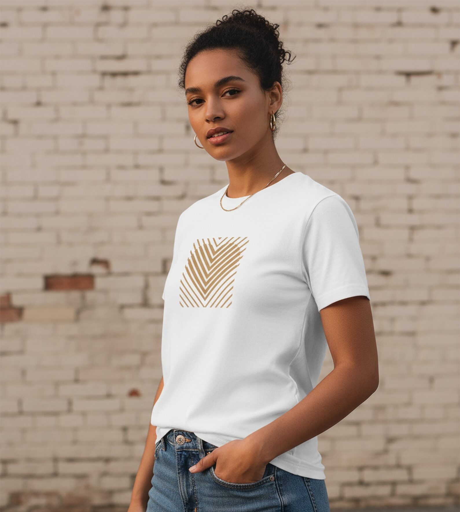 Blacksunset unisex valge T-särk „HEART STRIPE” — kuldne triibusüda ruudus; naismudel ¾ eesvaade, heleda tellisseina taust, puhas lõige.