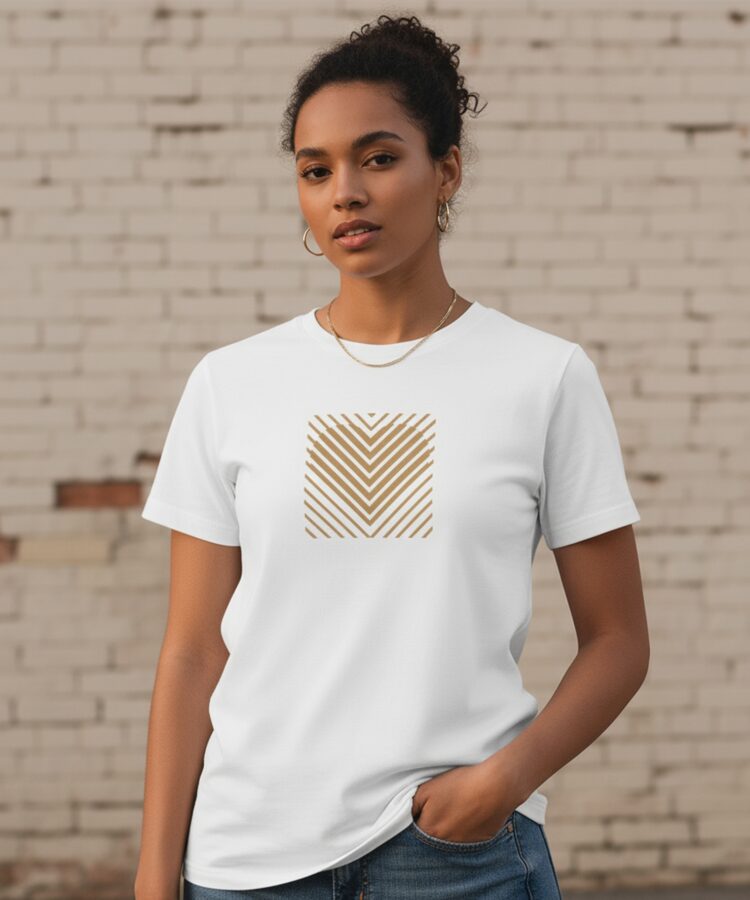 Blacksunset unisex valge T-särk „HEART STRIPE” — kuldne geomeetriline südamemuster ruudus; sirge eesvaade, tellisseina taust.