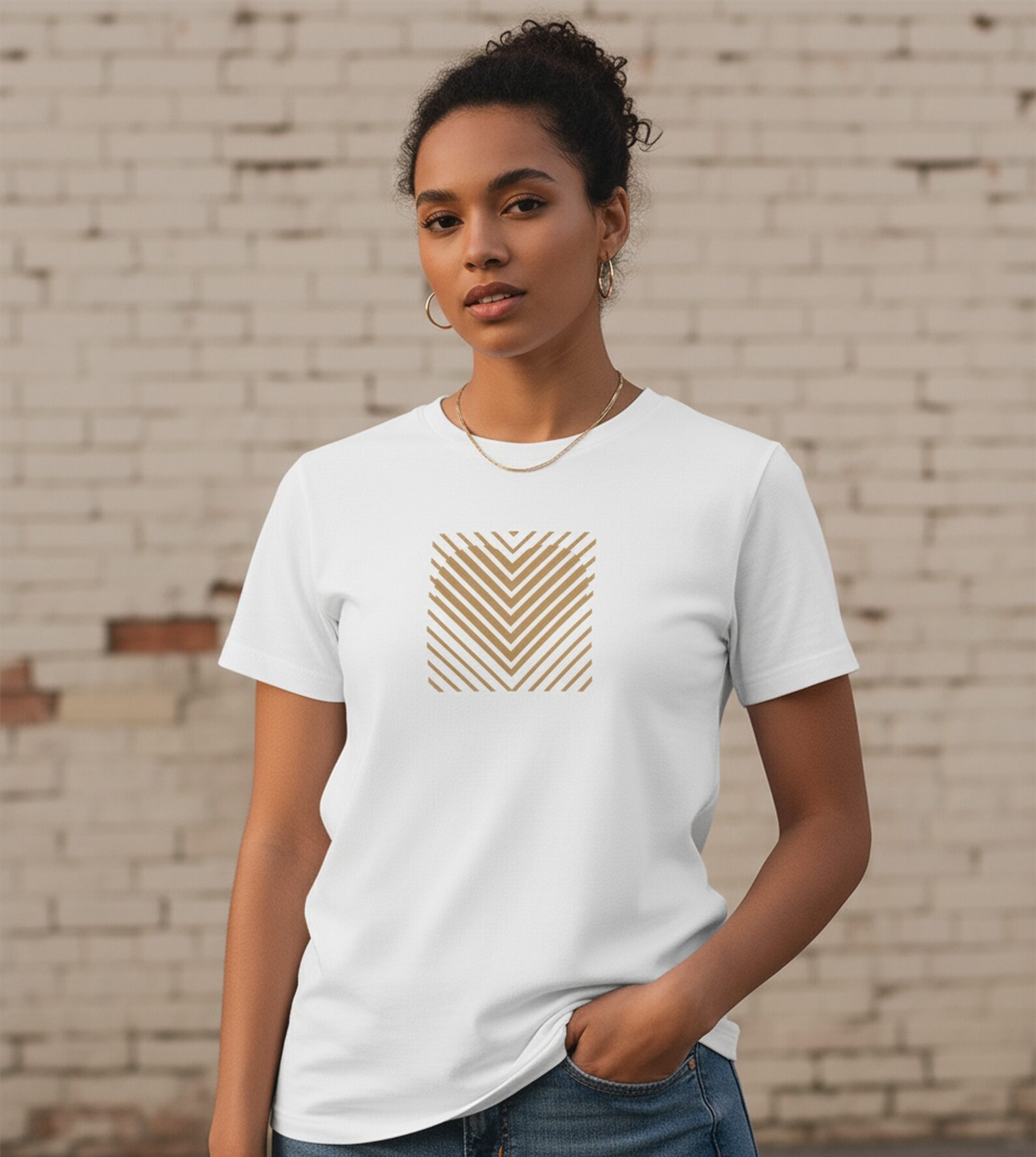 Blacksunset unisex valge T-särk „HEART STRIPE” — kuldne geomeetriline südamemuster ruudus; sirge eesvaade, tellisseina taust.