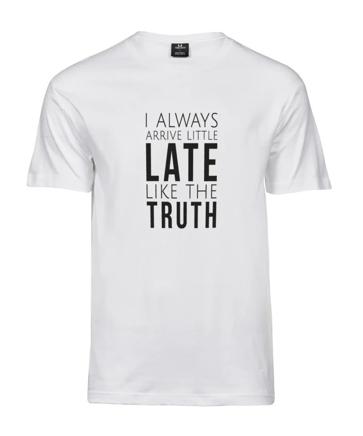 Blacksunset unisex valge T-särk „I ALWAYS ARRIVE LITTLE LATE LIKE THE TRUTH”; must tekst, packshot valgel taustal, pehme puuvill.