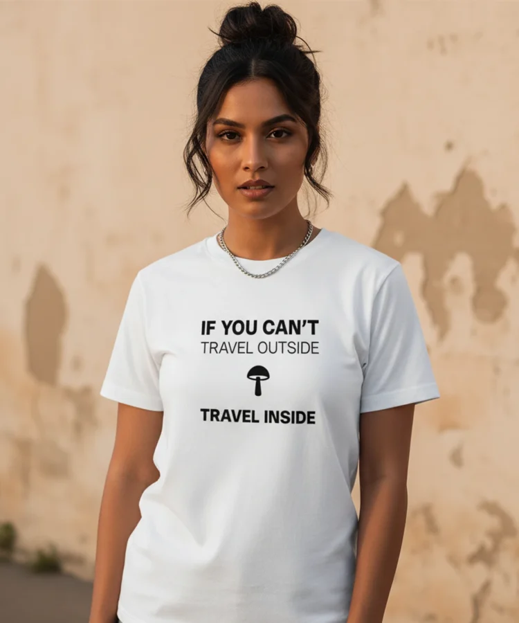 Blacksunset valge unisex T-särk „IF YOU CAN’T TRAVEL OUTSIDE / TRAVEL INSIDE”; sirge eesvaade, must kiri ja seenesümbol, beež seintaust.