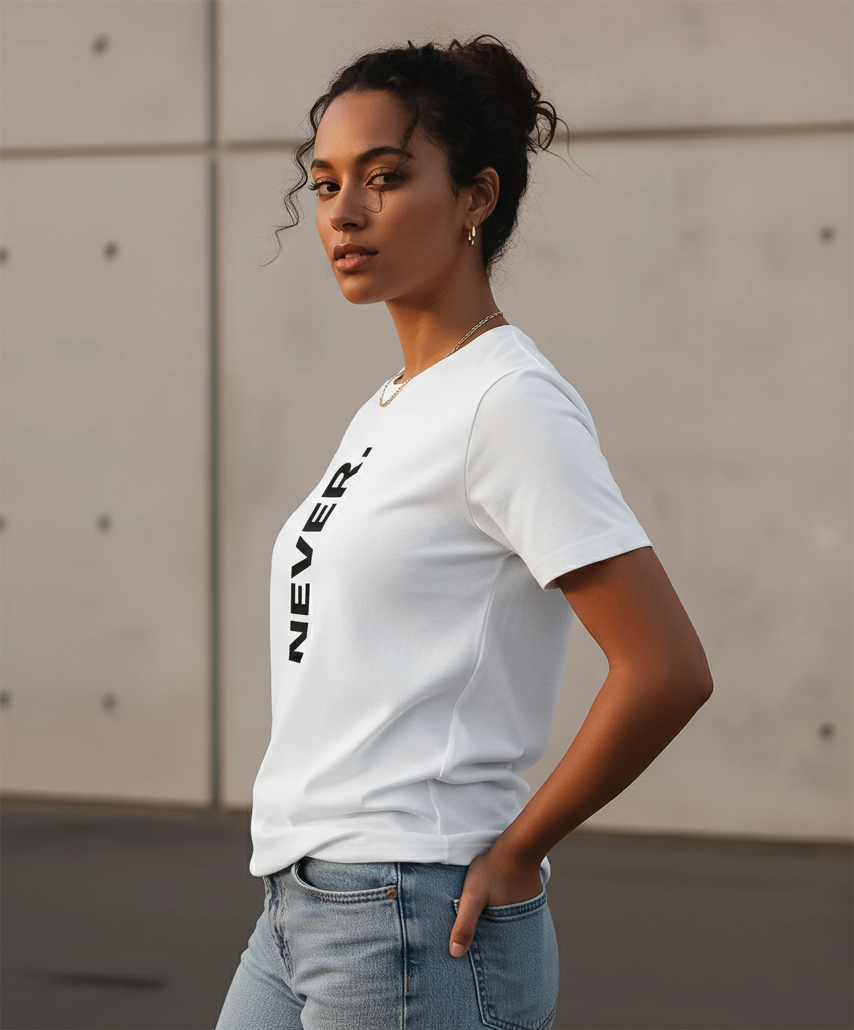 Blacksunset unisex valge T-särk „NEVER.” — vertikaalne must tekst, naismudel parempoolses profiilis; kerge taljejoon, linnalik betoontaust.