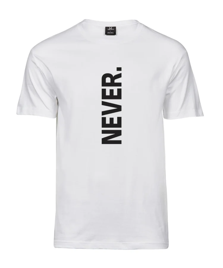 Valge t-särk, püstine “NEVER.” keskjoonel, lihtne, selge ja mõjuv.