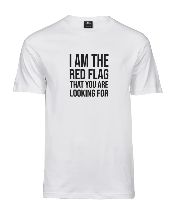 Blacksunset unisex valge T-särk “I AM THE RED FLAG THAT YOU ARE LOOKING FOR”; must tüpograafia; packshot valgel taustal, regular fit.