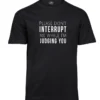 Blacksunset unisex must T-särk PLEASE DON'T INTERRUPT ME WHILE I'M JUDGING YOU — valge tüpograafia; packshot valgel taustal, regular fit.
