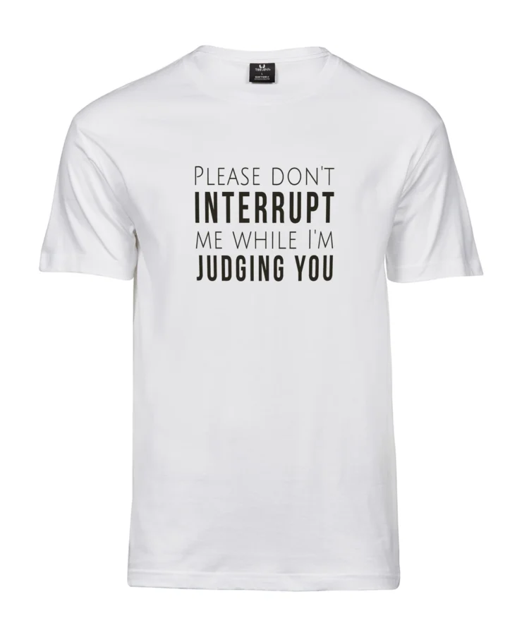 Blacksunset unisex valge T-särk PLEASE DON'T INTERRUPT ME WHILE I'M JUDGING YOU — must tüpograafia; packshot valgel taustal, pehme puuvill.