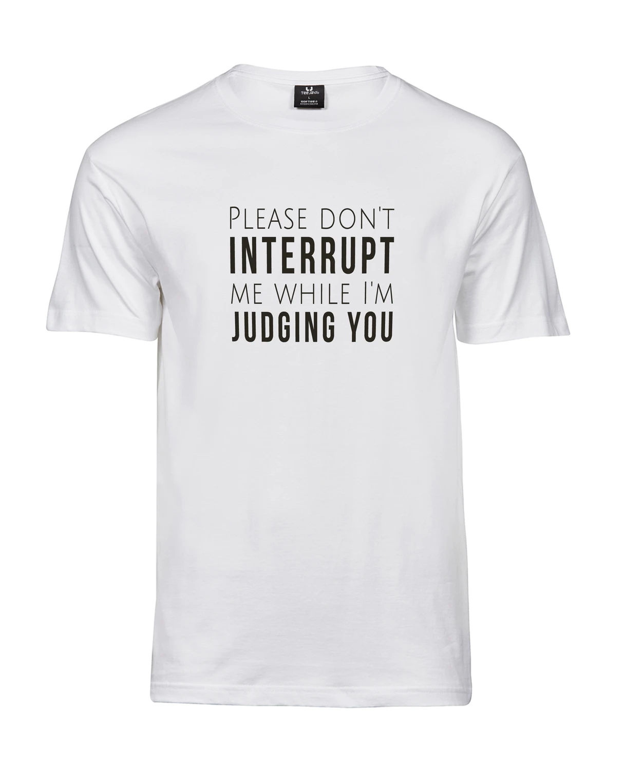 Blacksunset unisex valge T-särk PLEASE DON'T INTERRUPT ME WHILE I'M JUDGING YOU — must tüpograafia; packshot valgel taustal, pehme puuvill.