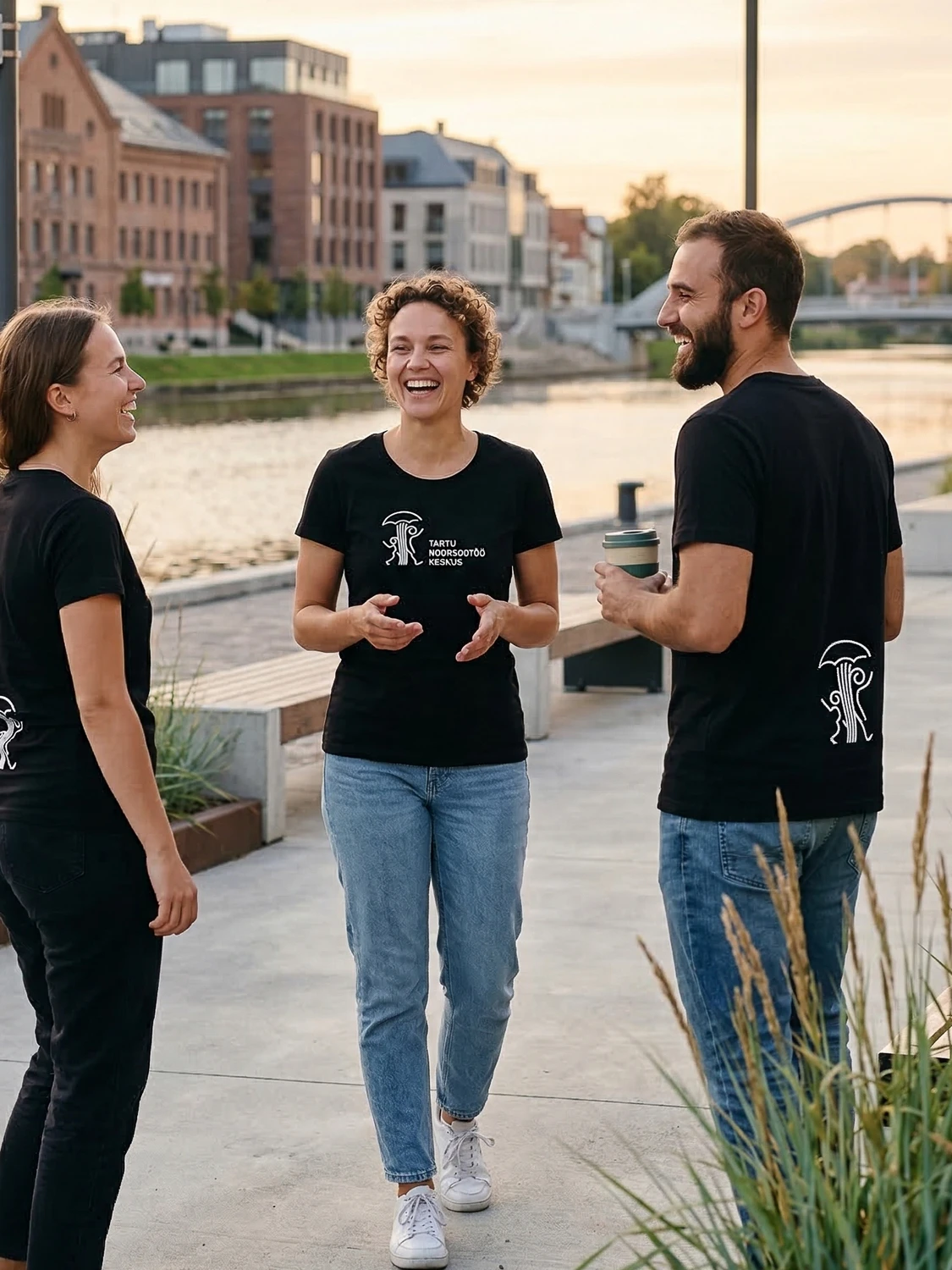 Tartu Noorsootöö Keskuse meeskonnaliikmed Emajõe ääres