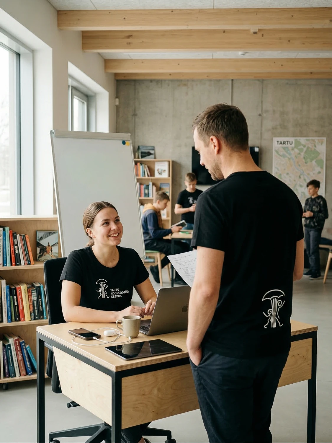 Tartu Noorsootöö Keskuse meeskonnaliikmed särkides töökeskkonnas