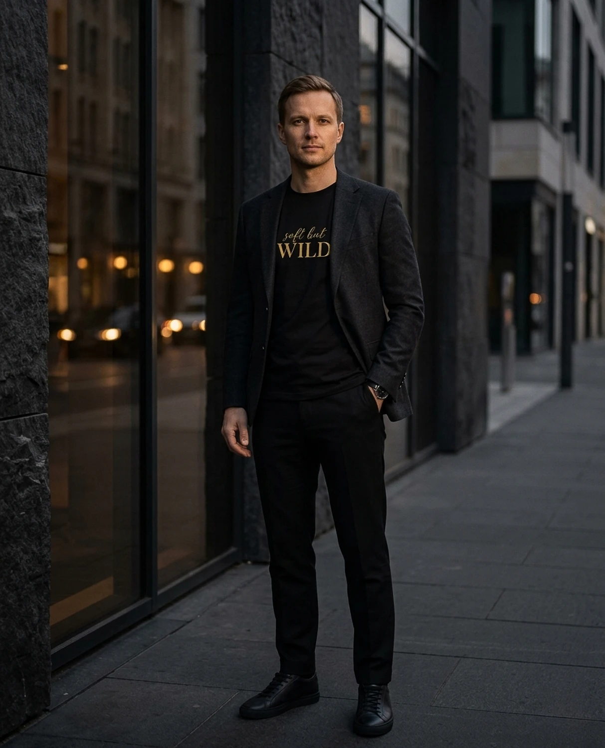 Soft But Wild unisex T-särk kuldse kirjaga, vaade 3