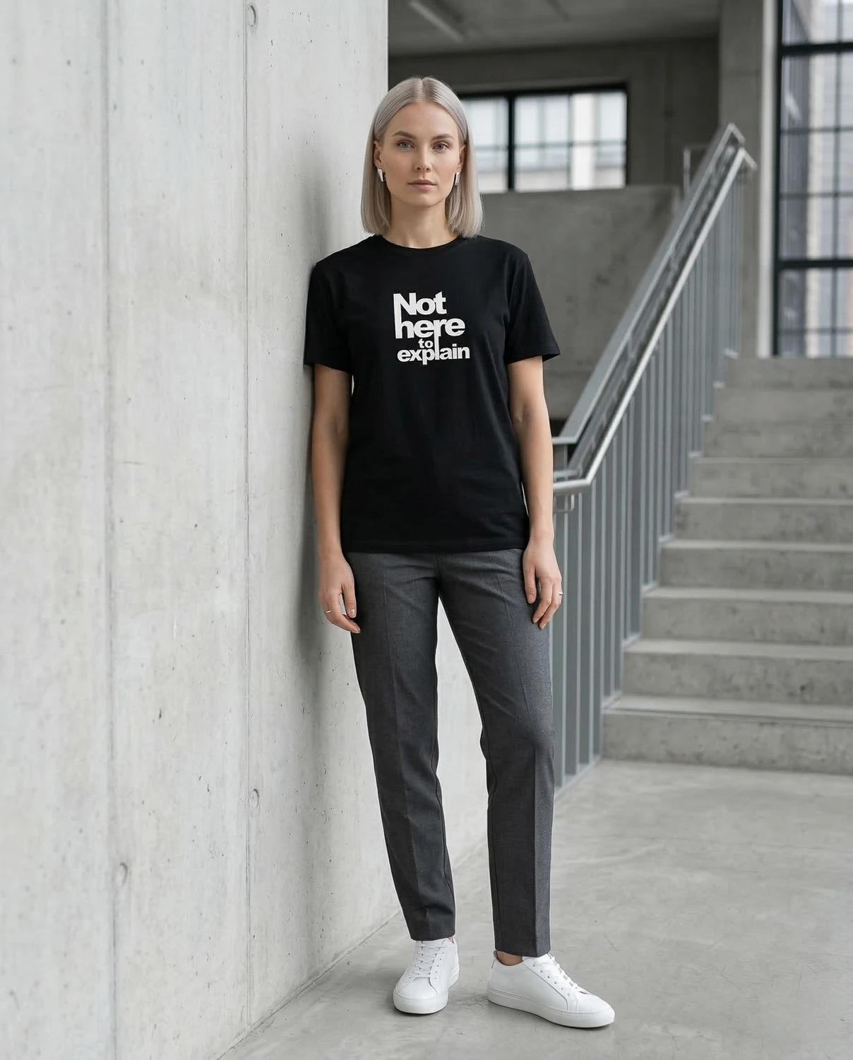 Not Here To Explain unisex T-särk biennaali-disain - Image 4