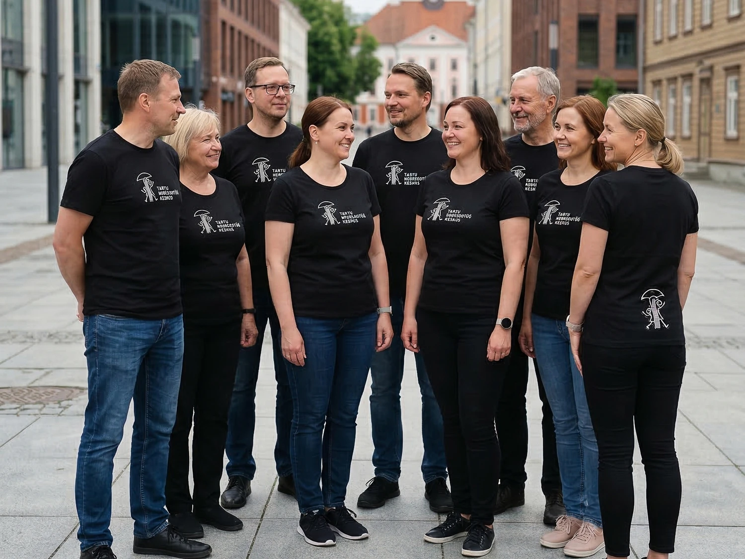 Tartu Noorsootöö Keskuse meeskond Tartu kesklinnas Blacksunseti särkides