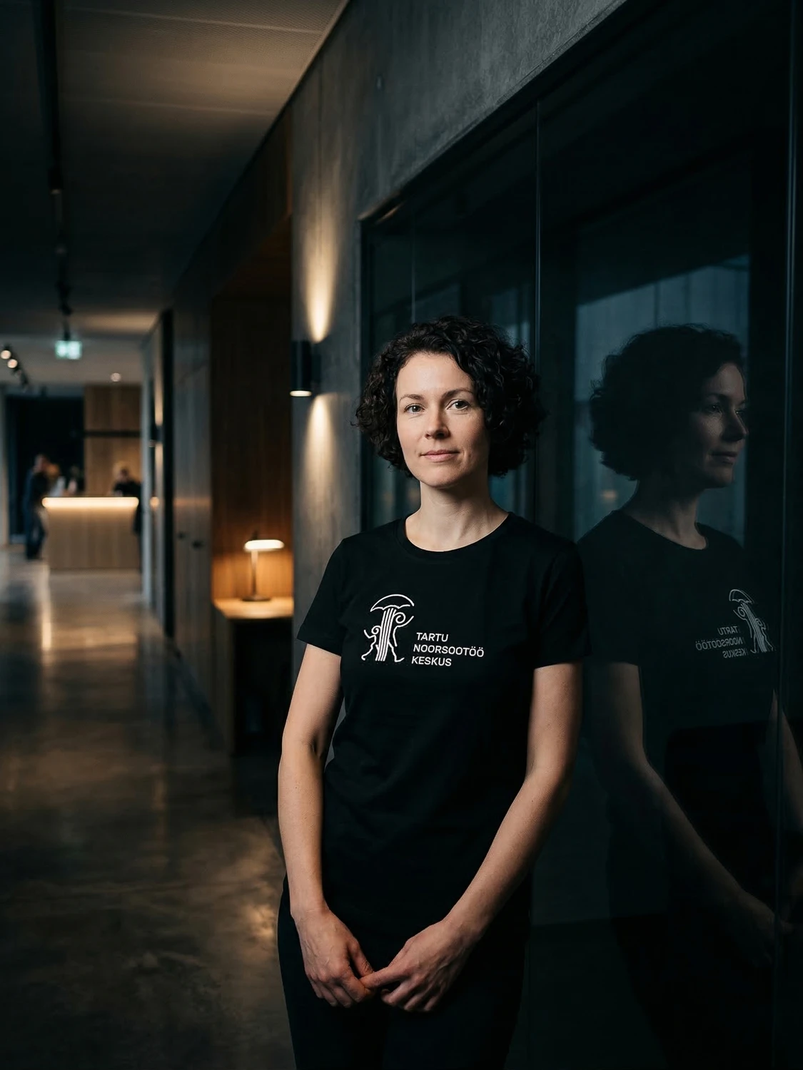 Tartu Noorsootöö Keskuse töötaja mustas logoga T-särgis portreefotol